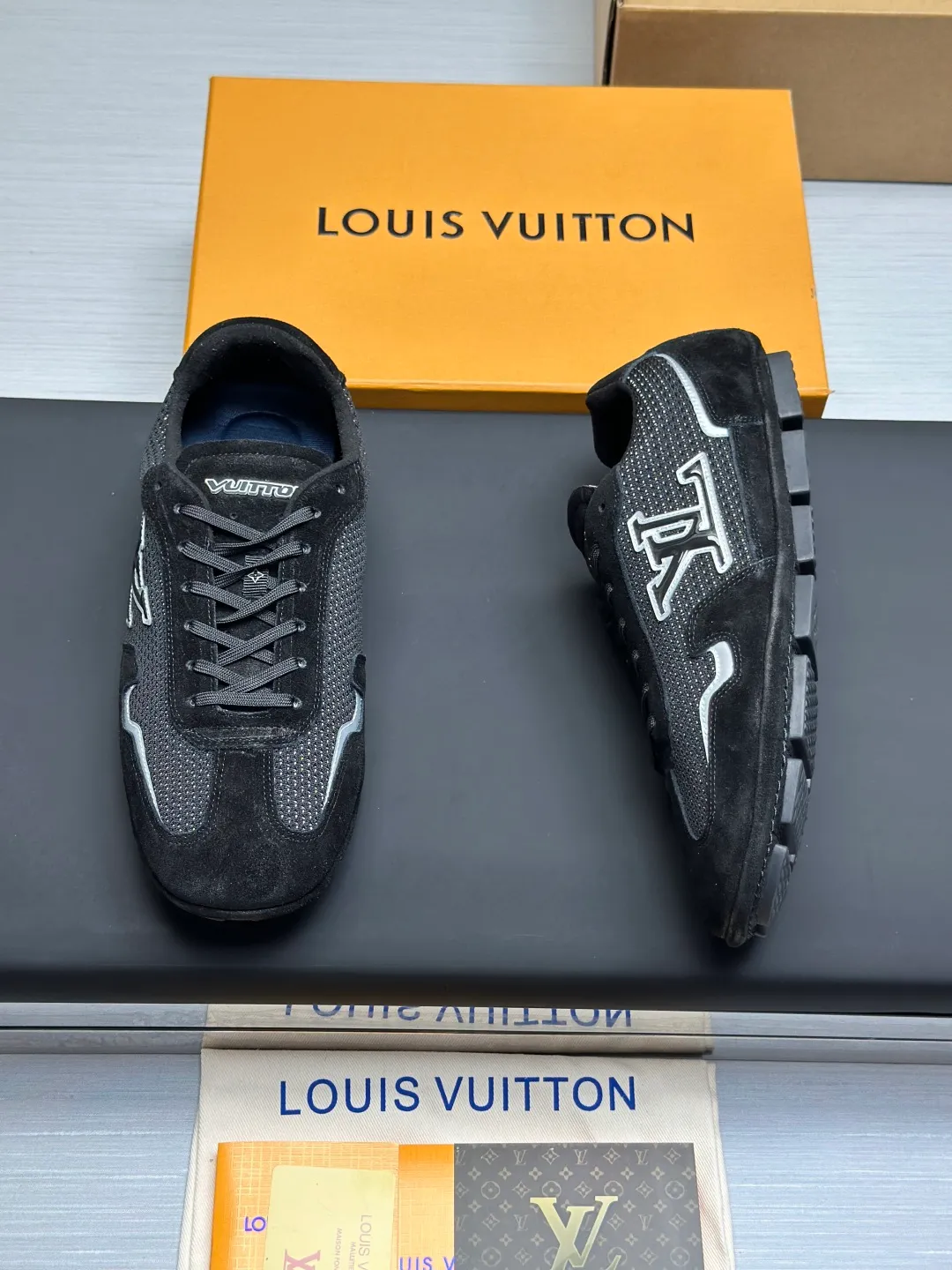 👟👟Ex-factory price 680👟👟 (Top version fully packaged) LV Louis Vuitton L Family Donkey Brand Latest Rally Series Mesh Casual Sports Shoes Doudou Shoes Original purchase, development and production This LV Rally sports shoe is made of suede cow leather and mesh fabric, and a rubber pad outsole is incorporated into the driving shoe configuration, making it a modern choice that is both comfortable and light. The LV letters on the side, the handwritten Louis Vuitton logo on the rear, and the Vuitton logo on the tongue and outsole jointly brand the brand mark. Exquisite packaging at the delivery counter🛍📦 ▪️Fabric: Original customized imported mesh + cowhide ▪️Inner lining: Original customized breathable mesh lining ▪️Outsole: Original molded anti-slip rubber material ▪️Sole thickness: 2CM ▪️Size: Men's 39-45